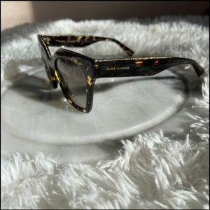 Like New Marc Jacobs Sunglasses, comes with the case.